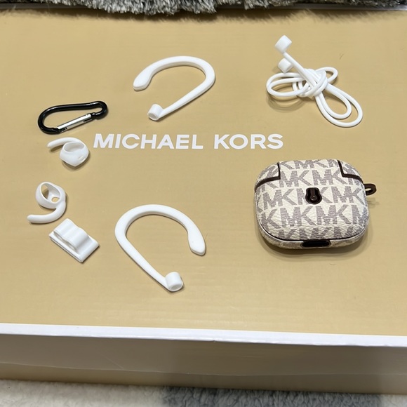 Fits Apple 3 iPods Mk cover with accessories. - Picture 2 of 2